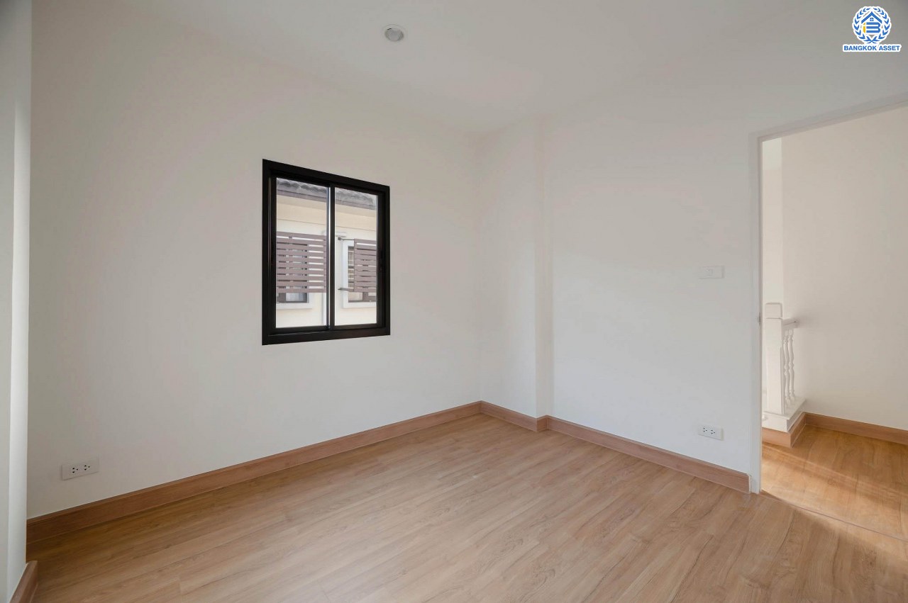 บ้านเดี่ยวมือสอง โครงการ ศศิธร บางบอน3 รองรับทุกความสุข เนื้อที่ 53.7 ตร.ว. ฟังก์ชัน 3 ห้องนอน 2 ห้องน้ำ 1 ห้องอเนกประสงค์ จอดรถได้ 2 คัน บนทำเลใกล้รถไฟฟ้าสายสีน้ำเงิน "สถานีหลักสอง" และจุดขึ้นทางด่วน "พระราม2" และ The Mall บางแค...